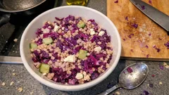 Violetter Eblysalat mit Rotkohl, Feigen und Tête de Moine – ideal zum Vorbereiten