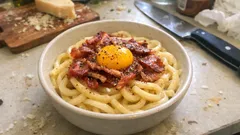 Udon-Carbonara mit Miso: extra cremig, ohne Rahm und in 20 Minuten auf dem Tisch