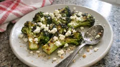 Grillierter Broccoli mit Feta: so einfach bringt Röstaroma richtig viel Geschmack