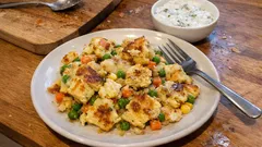 Herzhafter Gemüseschmarrn mit Gruyère – luftig aus der Pfanne, mit Joghurt-Dip