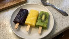 Selbst gemachte Paletas mit Brombeere, Ananas und Kiwi – fruchtig und herrlich erfrischend