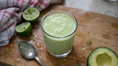 Avocado-Buttermilch-Smoothie: cremig, frisch und in wenigen Minuten gemixt