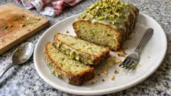 Saftiger Zucchetti-Zitronen-Kuchen mit Pistazien – einfach und herrlich frisch