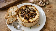 Vacherin Mont-d’Or AOP aus dem Ofen mit Balsamico-Pilzen – einfach und cremig