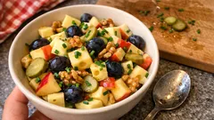 Emmentaler-Salat mit Äpfeln und Trauben: schnell gemacht und überraschend fein