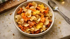Knusprige Gemüse-Chips aus dem Ofen – so gelingen sie mit wenig Öl