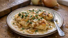 Pouletbrust mit karamellisierten Zwiebeln – schnell aus der Pfanne und herrlich saftig